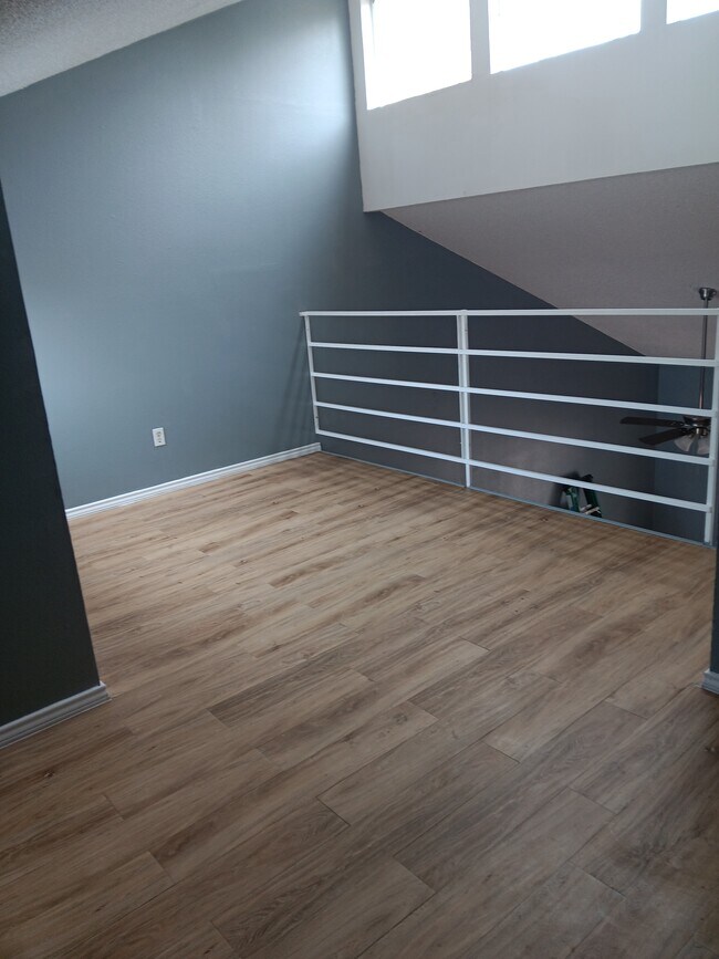 Un altillo en la planta superior que puede utilizarse como oficina. - 7122 Premont Dr
