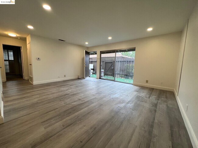 Building Photo - 5471 Roundtree Pl