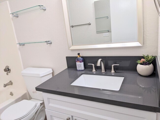 Foto del edificio - 2807 E Harbor Blvd