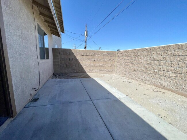 Foto del edificio - 2 bed 1 bath with yard near Silver Creek.