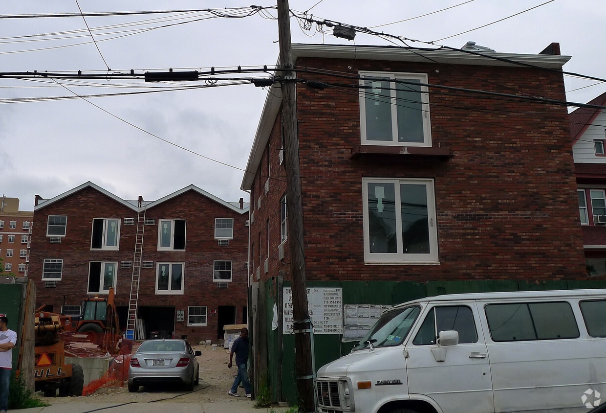 Building Photo - 90-18 176th St