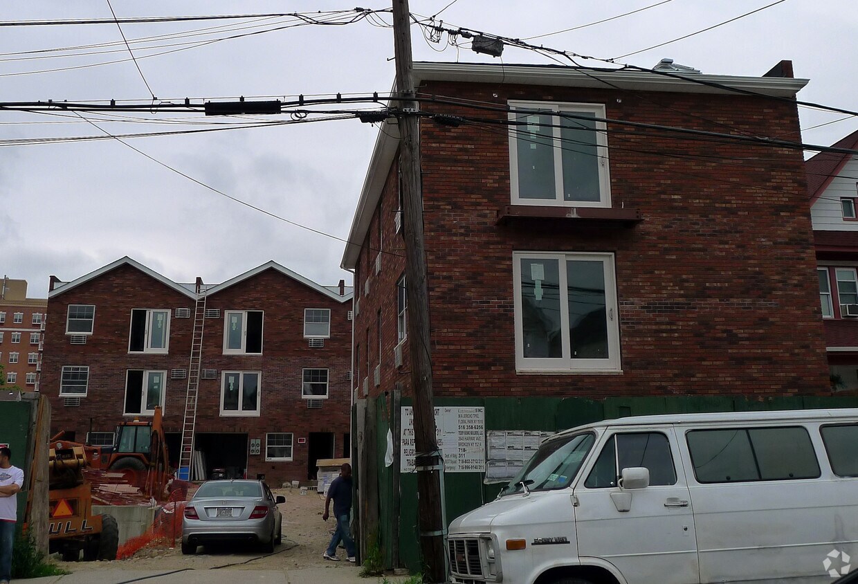Foto del edificio - 90-18 176th St