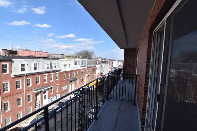 Building Photo - 761 E 6th St