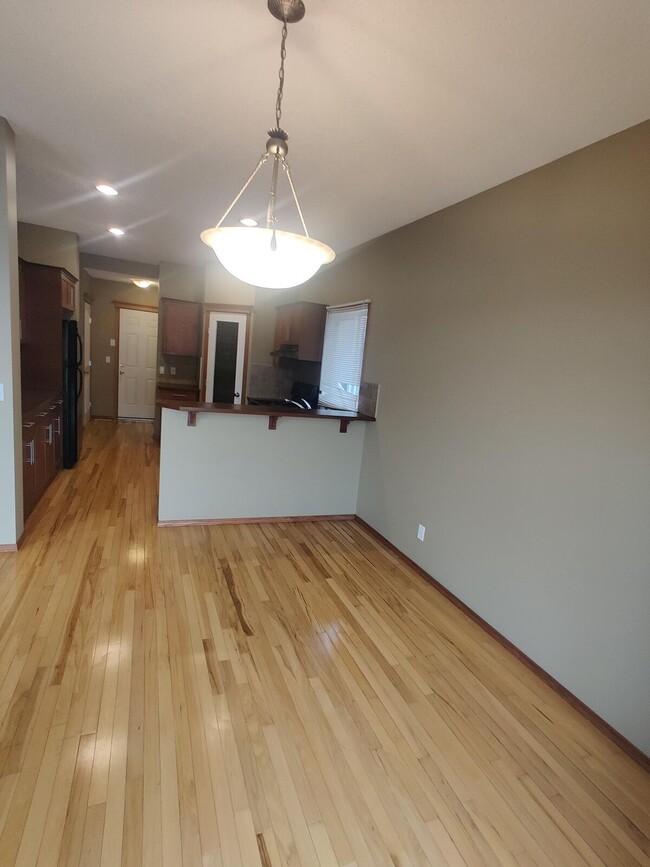 Photo du bâtiment - 9015 Royal Oak Way NW