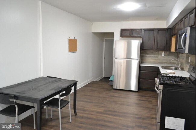 Foto del edificio - 1226 W Cross St