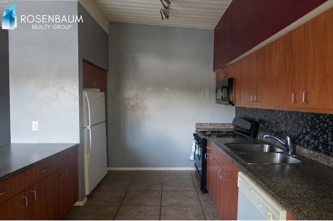 Building Photo - Charming 2 Bed, 2 Bath Appartment with Balcony, Central A/C & Pet-Friendly Living!