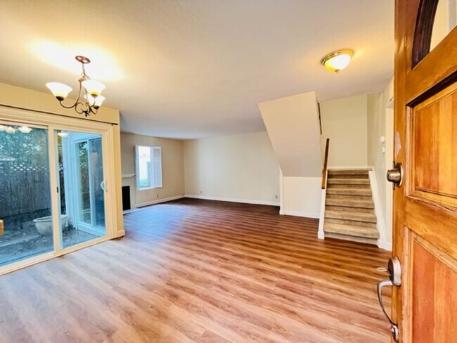 Foto del edificio - Light and Airy, 3BD/2.5BA, Two-Story Townh...