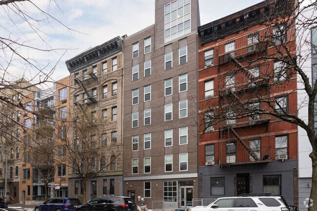 Building Photo - 639 E 9th St