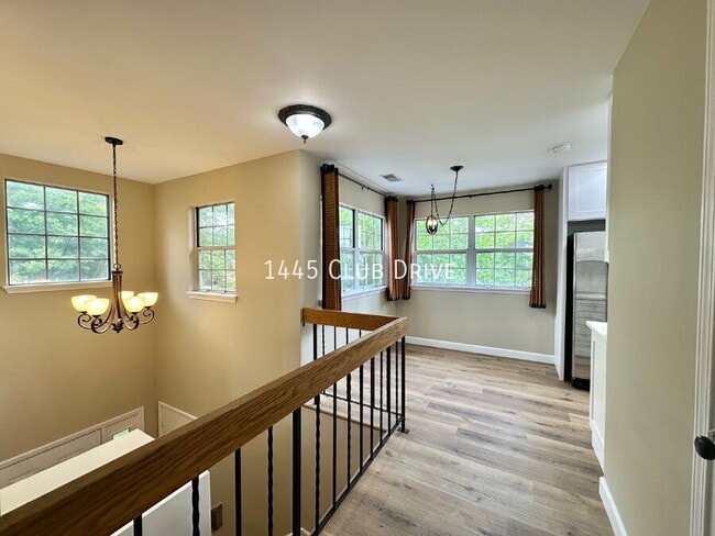 Building Photo - 1445 Club Dr