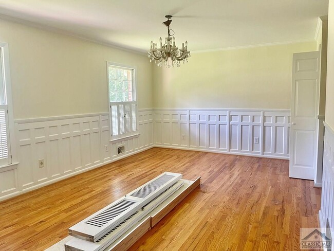 Building Photo - 255 Pinewood Cir