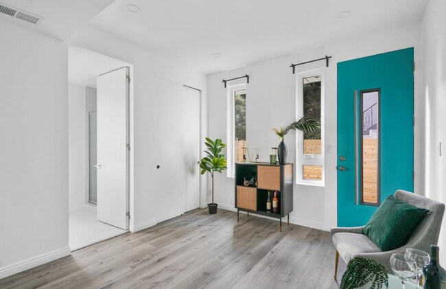 Foto del edificio - 837 N Kingsley Dr