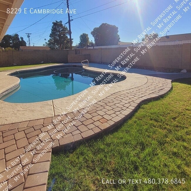 Foto del edificio - 8229 E Cambridge Ave