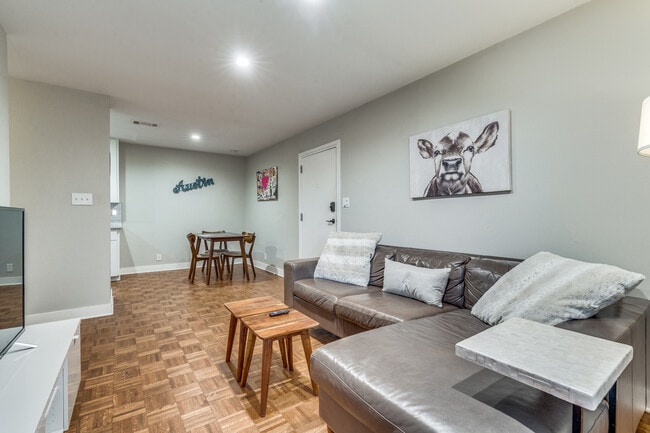 Nice family room - 3503 Clawson Rd