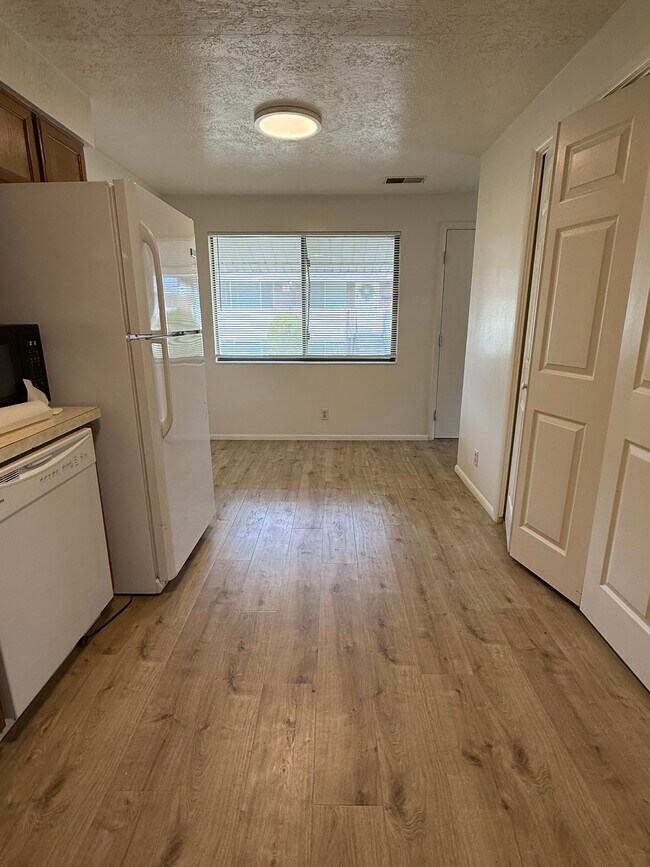 Foto del edificio - 2196 w 5600 s