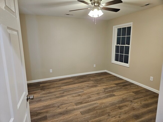 Foto del edificio - 121 Clyde Miller Dr