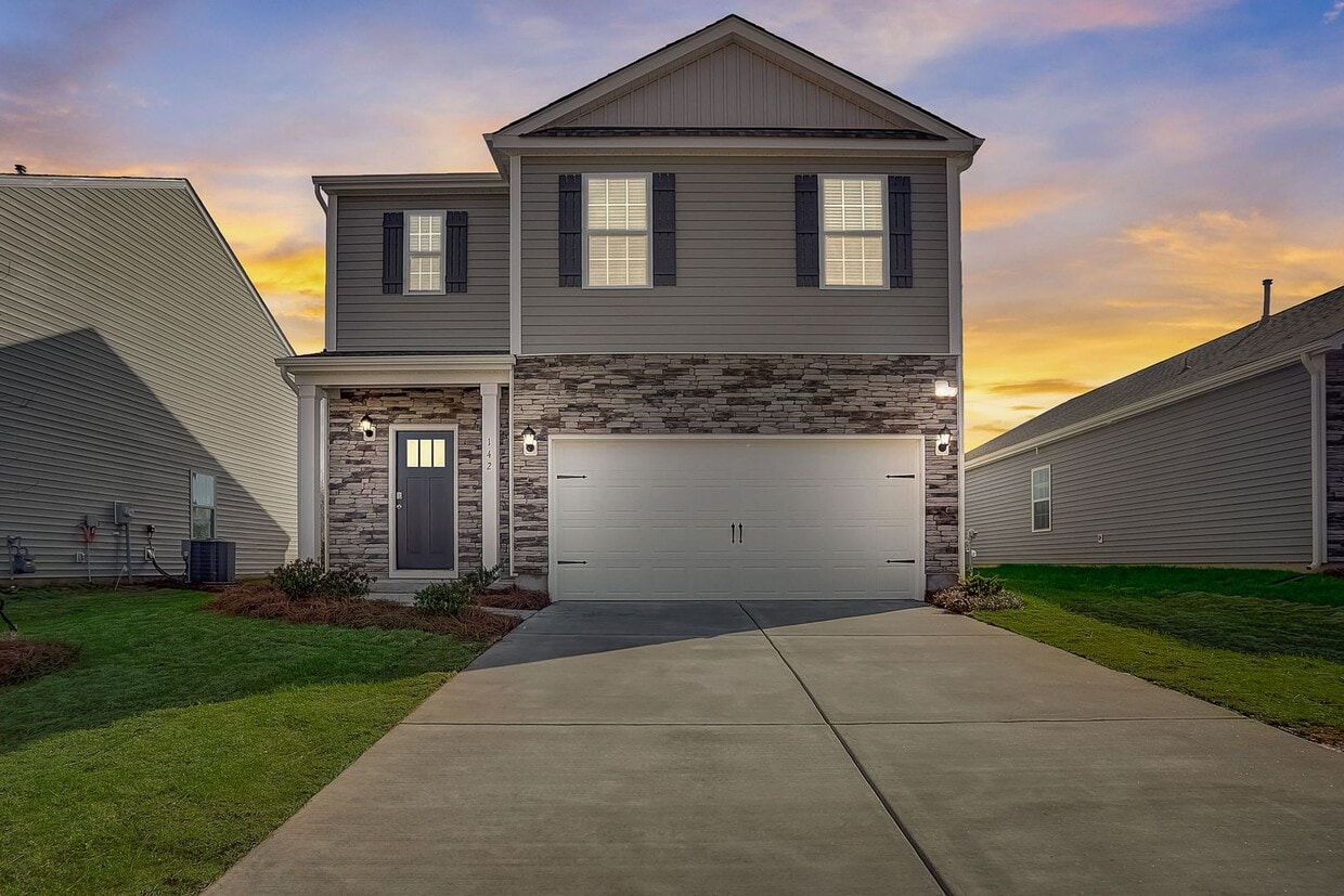 Primary Photo - Modern 5-Bedroom Home Near Troutman – Show...