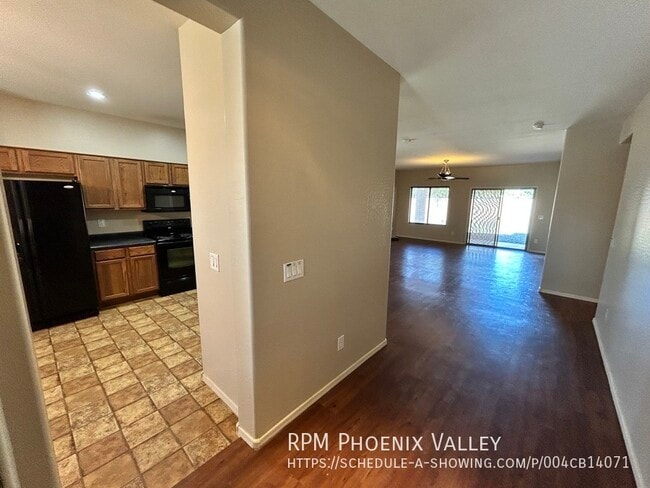 Building Photo - 3x2 Avondale Home Ready 4 Move In ON A LAR...
