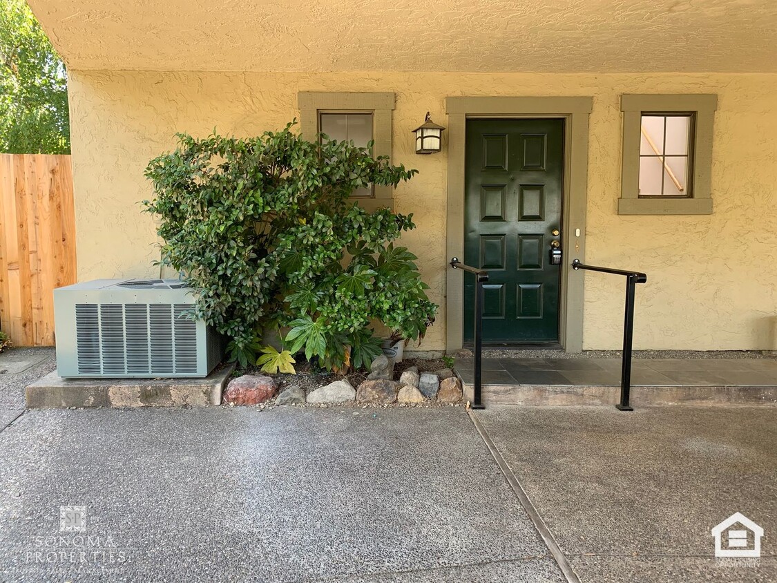 Foto principal - 3 Bedroom, 2.5 Bathroom Townhouse, Close t...