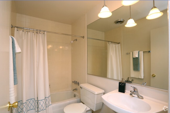 Bathroom - Schaumburg- International Village