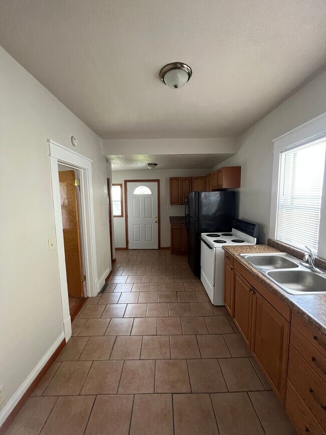 Foto del edificio - 3 Bedroom House $850