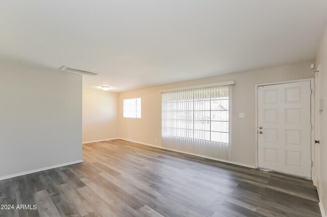 Building Photo - 6201 S 16th Pl