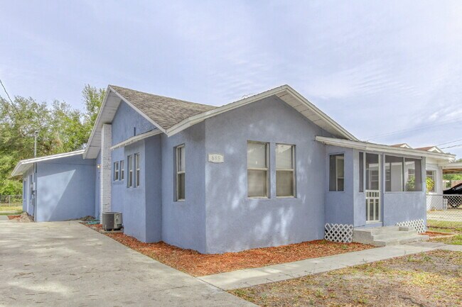Building Photo - Beautifully Remodeled 3BR Duplex Near Parks, Schools & New Rec Center — Utilities Included. Secti...