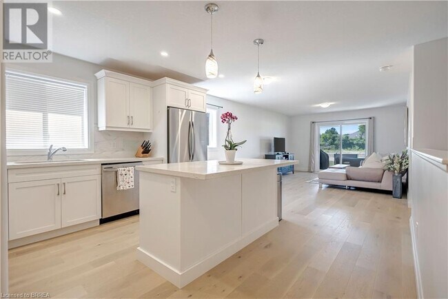 Photo du bâtiment - 15 Peachleaf Ln