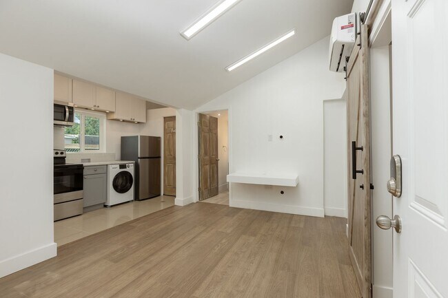 Foto del edificio - Chic 2BD/1BA ADU in Beautiful Granada Hills