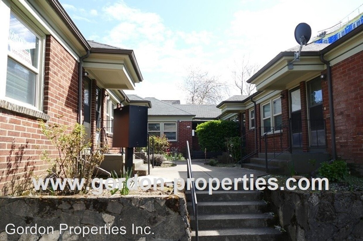 Primary Photo - 5630 N Interstate Ave