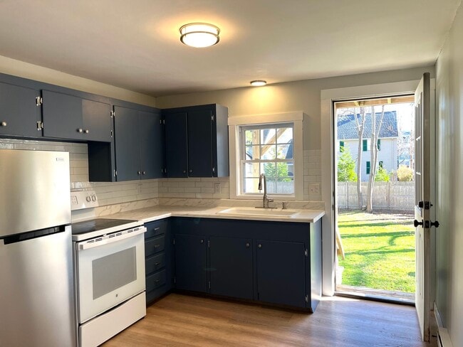 Building Photo - Rosemont Updated 2 Bedroom Unit