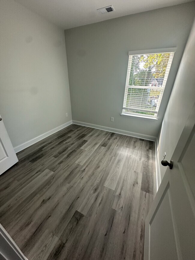 Building Photo - 405 Apple Ln