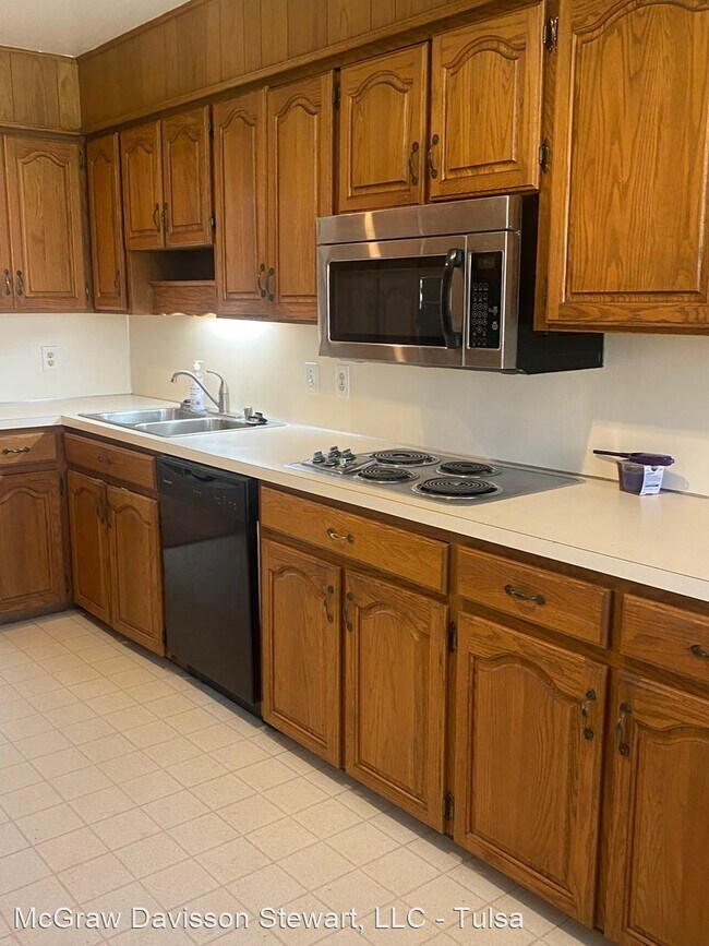 Building Photo - 4 br, 2.5 bath House - 5901 E 58th Pl