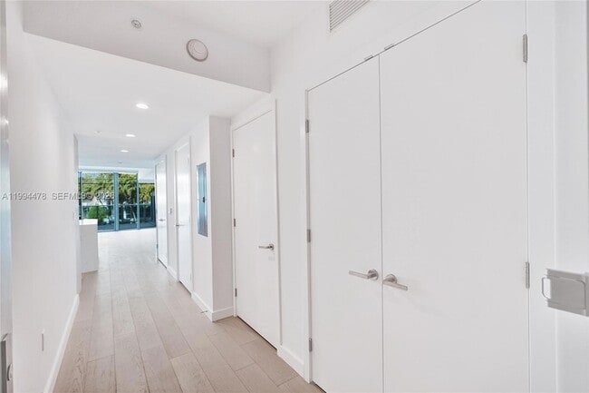 Building Photo - 9221 E Bay Harbor Dr