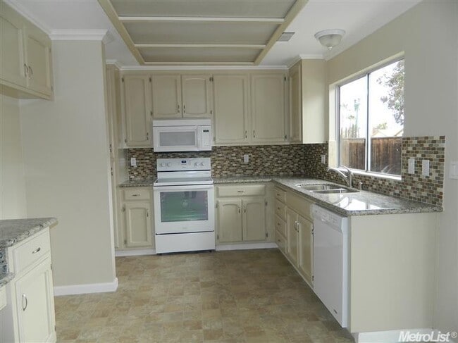 Foto del edificio - Huge 3 Bedroom 2.5 Bath Corner Lot Home fo...