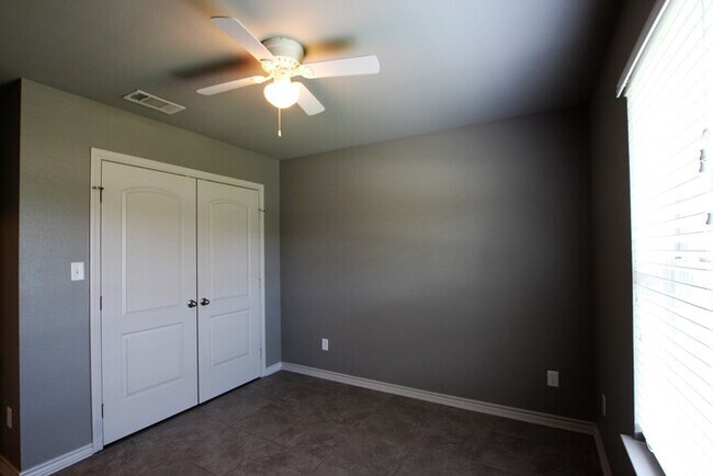 Foto del edificio - Tour Today! 2 Bed 2 Bath Duplex! WHISD!