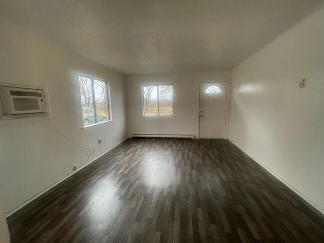 Building Photo - Available Now 2 bed 1 bath Duplex in Ozark