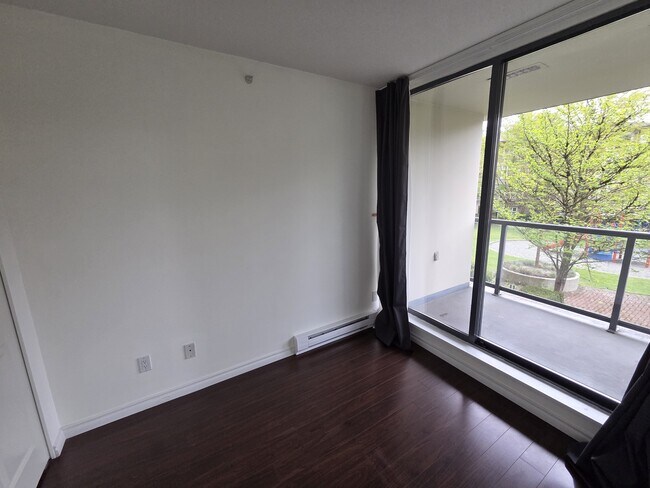 Photo du bâtiment - 3588 Crowley Dr