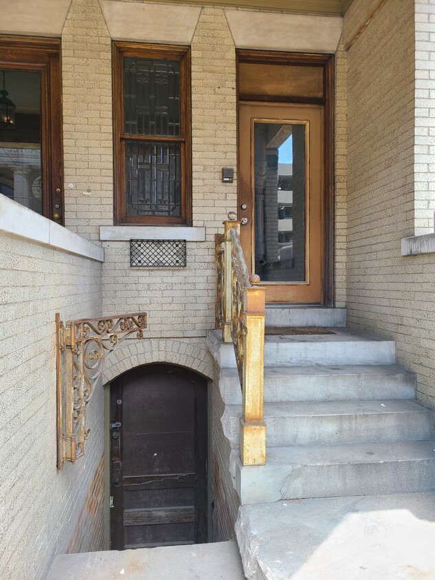 Entrance - 109 E North St