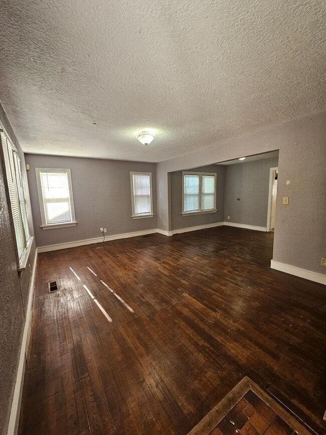 Foto del edificio - (4) Bed, (3) Bath with (2) Living Areas Av...