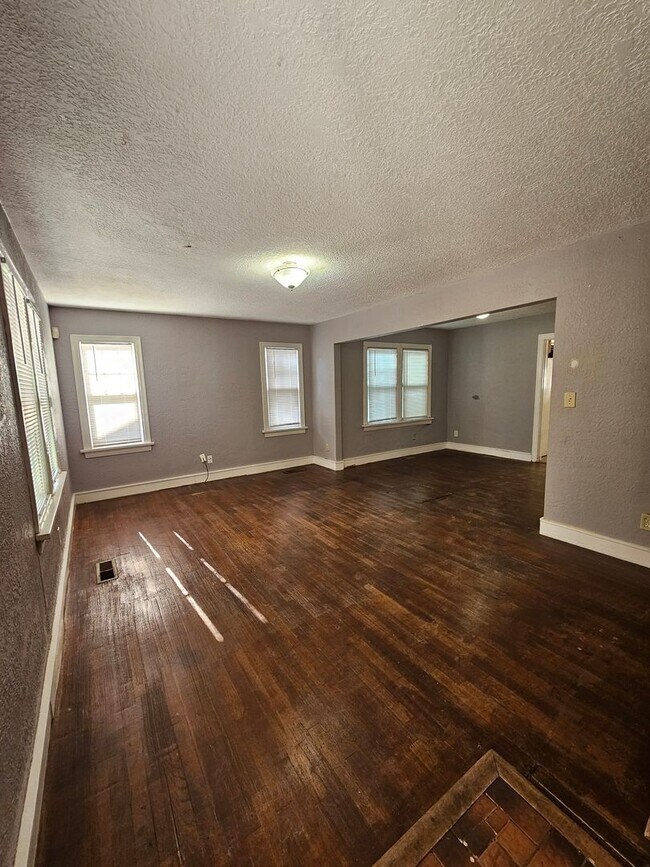 Building Photo - (4) Bed, (3) Bath with (2) Living Areas Avail NOW! Short-Term Lease Avail!