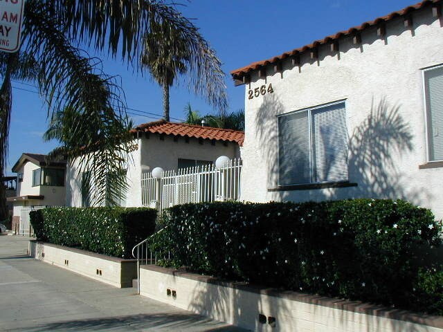 Foto del edificio - 2562 E. BROADWAY-