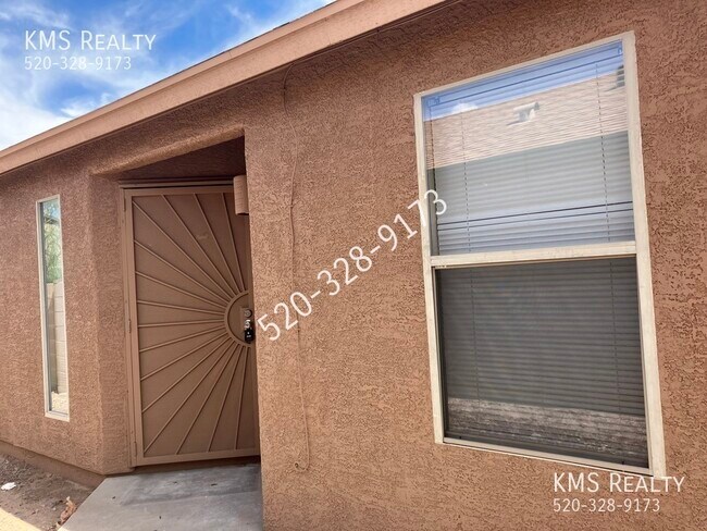 Building Photo - 4 Bedroom 2 Bath- 4229 E Mesquite Desert T...