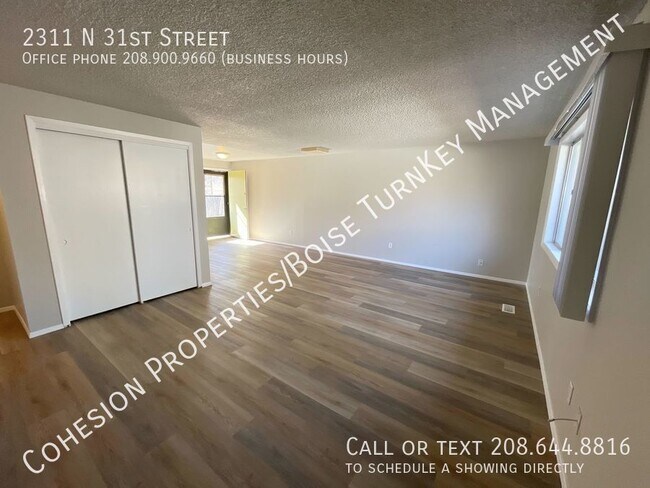 Building Photo - Newly remodeled 2bd 1bath duplex in desira...
