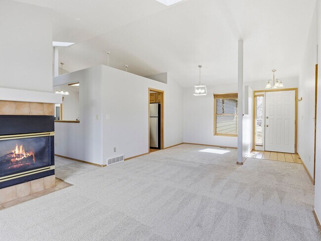 Foto del edificio - Beautiful Home with New Carpets, Fenced Yard, A/C, and Finished Basement!