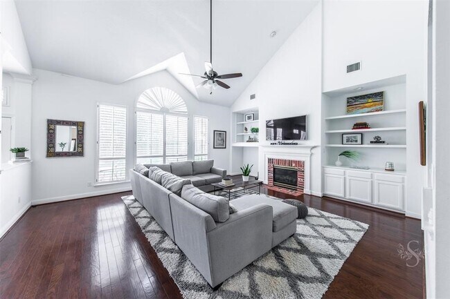 Foto del edificio - 2211 Merrill Hills Cir