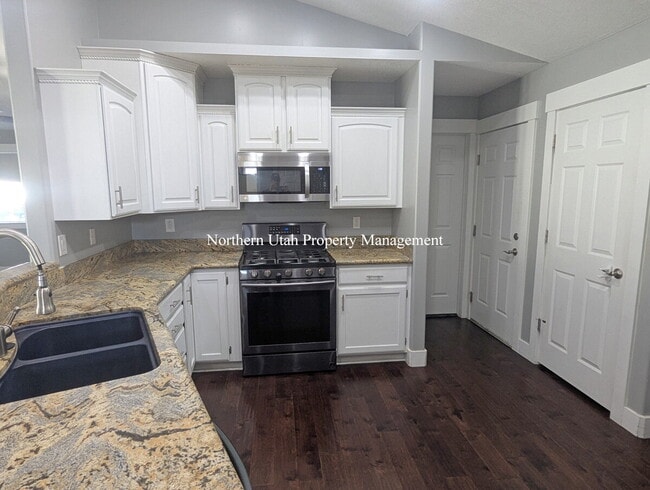 Foto del edificio - 6 Bed 3 Bath Home with Everything!