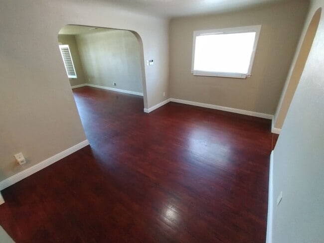 Building Photo - 404 Camellia Way