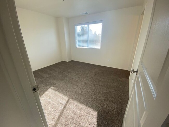 Building Photo - MOVE IN SPECIAL $1000 off first month rent...