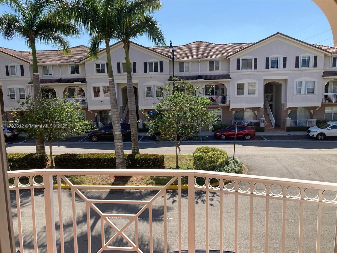 Foto principal - 8930 W Flagler St