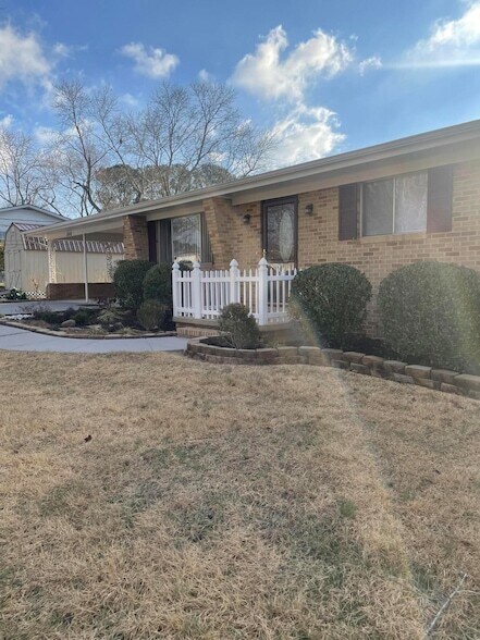 Building Photo - 3840 Forestview Dr NW